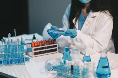 Araştırma, deney ve tıbbi deney laboratuvarda, bilim tesisinde ya da hastanede bir bilim adamı tarafından yapılıyor. Bir genç, ciddi ve profesyonel araştırmacı bir keşif yapıyor, düzenliyor ya da düzenliyor.