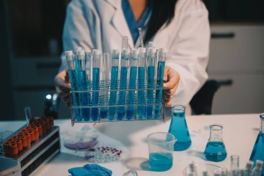 Araştırma, deney ve tıbbi deney laboratuvarda, bilim tesisinde ya da hastanede bir bilim adamı tarafından yapılıyor. Bir genç, ciddi ve profesyonel araştırmacı bir keşif yapıyor, düzenliyor ya da düzenliyor.