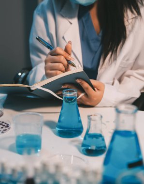 Araştırma, deney ve tıbbi deney laboratuvarda, bilim tesisinde ya da hastanede bir bilim adamı tarafından yapılıyor. Bir genç, ciddi ve profesyonel araştırmacı bir keşif yapıyor, düzenliyor ya da düzenliyor.