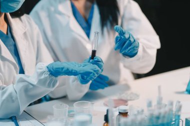 Araştırma, deney ve tıbbi deney laboratuvarda, bilim tesisinde ya da hastanede bir bilim adamı tarafından yapılıyor. Bir genç, ciddi ve profesyonel araştırmacı bir keşif yapıyor, düzenliyor ya da düzenliyor.