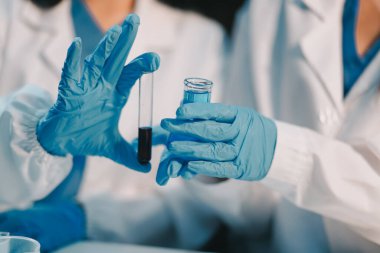 Araştırma, deney ve tıbbi deney laboratuvarda, bilim tesisinde ya da hastanede bir bilim adamı tarafından yapılıyor. Bir genç, ciddi ve profesyonel araştırmacı bir keşif yapıyor, düzenliyor ya da düzenliyor.