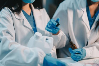 Araştırma, deney ve tıbbi deney laboratuvarda, bilim tesisinde ya da hastanede bir bilim adamı tarafından yapılıyor. Bir genç, ciddi ve profesyonel araştırmacı bir keşif yapıyor, düzenliyor ya da düzenliyor.