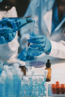 Araştırma, deney ve tıbbi deney laboratuvarda, bilim tesisinde ya da hastanede bir bilim adamı tarafından yapılıyor. Bir genç, ciddi ve profesyonel araştırmacı bir keşif yapıyor, düzenliyor ya da düzenliyor.