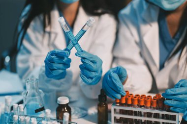 Araştırma, deney ve tıbbi deney laboratuvarda, bilim tesisinde ya da hastanede bir bilim adamı tarafından yapılıyor. Bir genç, ciddi ve profesyonel araştırmacı bir keşif yapıyor, düzenliyor ya da düzenliyor.