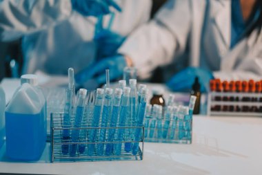 Araştırma, deney ve tıbbi deney laboratuvarda, bilim tesisinde ya da hastanede bir bilim adamı tarafından yapılıyor. Bir genç, ciddi ve profesyonel araştırmacı bir keşif yapıyor, düzenliyor ya da düzenliyor.