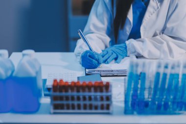 Araştırma, deney ve tıbbi deney laboratuvarda, bilim tesisinde ya da hastanede bir bilim adamı tarafından yapılıyor. Bir genç, ciddi ve profesyonel araştırmacı bir keşif yapıyor, düzenliyor ya da düzenliyor.