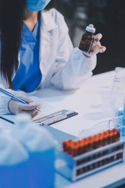 Araştırma, deney ve tıbbi deney laboratuvarda, bilim tesisinde ya da hastanede bir bilim adamı tarafından yapılıyor. Bir genç, ciddi ve profesyonel araştırmacı bir keşif yapıyor, düzenliyor ya da düzenliyor.