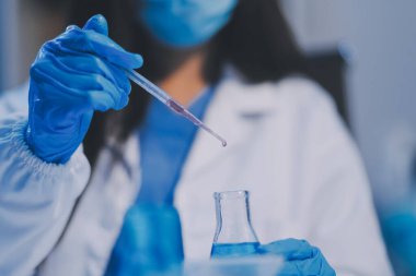 Araştırma, deney ve tıbbi deney laboratuvarda, bilim tesisinde ya da hastanede bir bilim adamı tarafından yapılıyor. Bir genç, ciddi ve profesyonel araştırmacı bir keşif yapıyor, düzenliyor ya da düzenliyor.