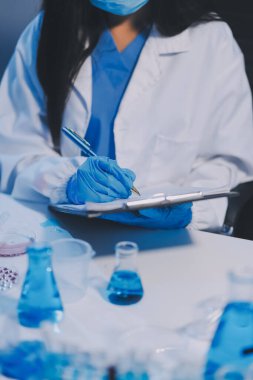 Araştırma, deney ve tıbbi deney laboratuvarda, bilim tesisinde ya da hastanede bir bilim adamı tarafından yapılıyor. Bir genç, ciddi ve profesyonel araştırmacı bir keşif yapıyor, düzenliyor ya da düzenliyor.