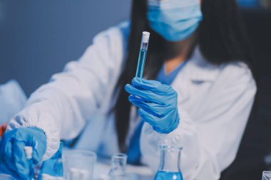 Araştırma, deney ve tıbbi deney laboratuvarda, bilim tesisinde ya da hastanede bir bilim adamı tarafından yapılıyor. Bir genç, ciddi ve profesyonel araştırmacı bir keşif yapıyor, düzenliyor ya da düzenliyor.