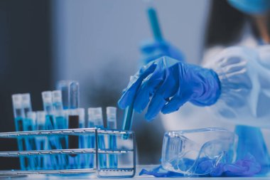 Araştırma, deney ve tıbbi deney laboratuvarda, bilim tesisinde ya da hastanede bir bilim adamı tarafından yapılıyor. Bir genç, ciddi ve profesyonel araştırmacı bir keşif yapıyor, düzenliyor ya da düzenliyor.