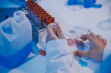 Araştırma, deney ve tıbbi deney laboratuvarda, bilim tesisinde ya da hastanede bir bilim adamı tarafından yapılıyor. Bir genç, ciddi ve profesyonel araştırmacı bir keşif yapıyor, düzenliyor ya da düzenliyor.