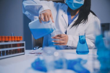 Araştırma, deney ve tıbbi deney laboratuvarda, bilim tesisinde ya da hastanede bir bilim adamı tarafından yapılıyor. Bir genç, ciddi ve profesyonel araştırmacı bir keşif yapıyor, düzenliyor ya da düzenliyor.