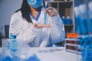 Araştırma, deney ve tıbbi deney laboratuvarda, bilim tesisinde ya da hastanede bir bilim adamı tarafından yapılıyor. Bir genç, ciddi ve profesyonel araştırmacı bir keşif yapıyor, düzenliyor ya da düzenliyor.