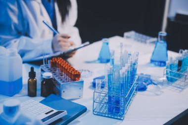 Araştırma, deney ve tıbbi deney laboratuvarda, bilim tesisinde ya da hastanede bir bilim adamı tarafından yapılıyor. Bir genç, ciddi ve profesyonel araştırmacı bir keşif yapıyor, düzenliyor ya da düzenliyor.