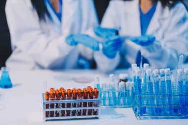 Araştırma, deney ve tıbbi deney laboratuvarda, bilim tesisinde ya da hastanede bir bilim adamı tarafından yapılıyor. Bir genç, ciddi ve profesyonel araştırmacı bir keşif yapıyor, düzenliyor ya da düzenliyor.