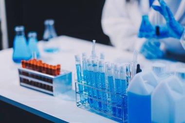 Araştırma, deney ve tıbbi deney laboratuvarda, bilim tesisinde ya da hastanede bir bilim adamı tarafından yapılıyor. Bir genç, ciddi ve profesyonel araştırmacı bir keşif yapıyor, düzenliyor ya da düzenliyor.