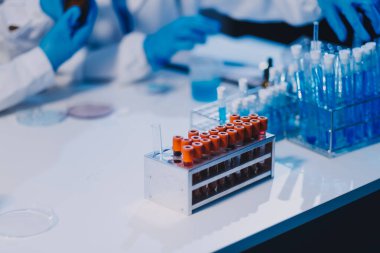 Araştırma, deney ve tıbbi deney laboratuvarda, bilim tesisinde ya da hastanede bir bilim adamı tarafından yapılıyor. Bir genç, ciddi ve profesyonel araştırmacı bir keşif yapıyor, düzenliyor ya da düzenliyor.