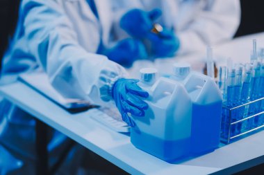 Araştırma, deney ve tıbbi deney laboratuvarda, bilim tesisinde ya da hastanede bir bilim adamı tarafından yapılıyor. Bir genç, ciddi ve profesyonel araştırmacı bir keşif yapıyor, düzenliyor ya da düzenliyor.