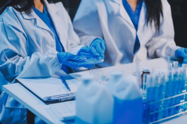 Araştırma, deney ve tıbbi deney laboratuvarda, bilim tesisinde ya da hastanede bir bilim adamı tarafından yapılıyor. Bir genç, ciddi ve profesyonel araştırmacı bir keşif yapıyor, düzenliyor ya da düzenliyor.