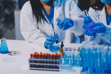 Araştırma, deney ve tıbbi deney laboratuvarda, bilim tesisinde ya da hastanede bir bilim adamı tarafından yapılıyor. Bir genç, ciddi ve profesyonel araştırmacı bir keşif yapıyor, düzenliyor ya da düzenliyor.