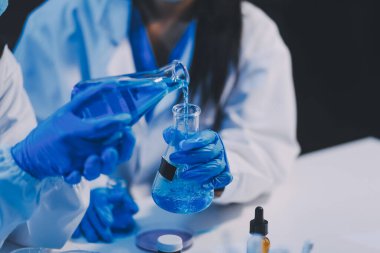 Araştırma, deney ve tıbbi deney laboratuvarda, bilim tesisinde ya da hastanede bir bilim adamı tarafından yapılıyor. Bir genç, ciddi ve profesyonel araştırmacı bir keşif yapıyor, düzenliyor ya da düzenliyor.