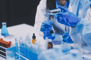 Araştırma, deney ve tıbbi deney laboratuvarda, bilim tesisinde ya da hastanede bir bilim adamı tarafından yapılıyor. Bir genç, ciddi ve profesyonel araştırmacı bir keşif yapıyor, düzenliyor ya da düzenliyor.