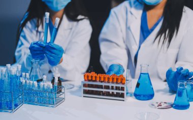 Araştırma, deney ve tıbbi deney laboratuvarda, bilim tesisinde ya da hastanede bir bilim adamı tarafından yapılıyor. Bir genç, ciddi ve profesyonel araştırmacı bir keşif yapıyor, düzenliyor ya da düzenliyor.