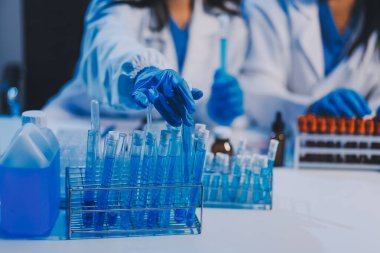 Araştırma, deney ve tıbbi deney laboratuvarda, bilim tesisinde ya da hastanede bir bilim adamı tarafından yapılıyor. Bir genç, ciddi ve profesyonel araştırmacı bir keşif yapıyor, düzenliyor ya da düzenliyor.