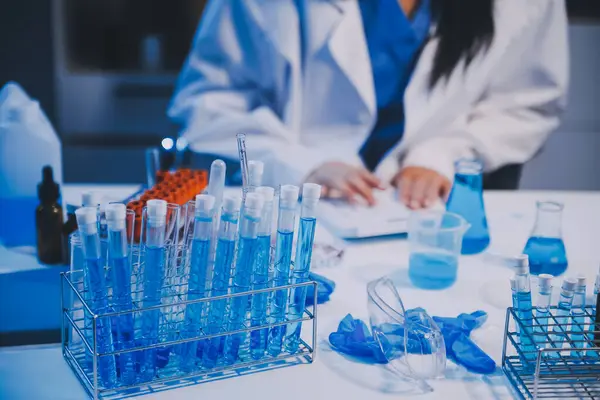 Araştırma, deney ve tıbbi deney laboratuvarda, bilim tesisinde ya da hastanede bir bilim adamı tarafından yapılıyor. Bir genç, ciddi ve profesyonel araştırmacı bir keşif yapıyor, düzenliyor ya da düzenliyor.