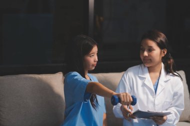 Tanımlanamayan fiziksel terapi sırasında mavi el ağırlığı kullanır