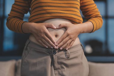 Şişman karnına dokunup sıkarken çekilmiş bir fotoğraf..