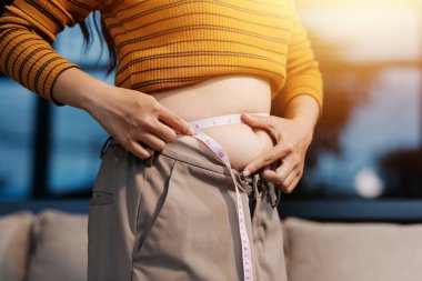 Şişman karnına dokunup sıkarken çekilmiş bir fotoğraf..