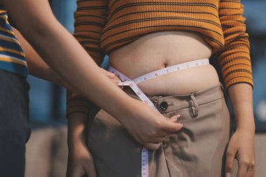 Şişman karnına dokunup sıkarken çekilmiş bir fotoğraf..