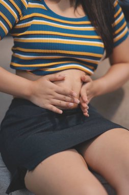 Şişman karnına dokunup sıkarken çekilmiş bir fotoğraf..