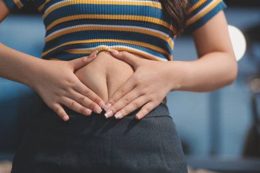 Şişman karnına dokunup sıkarken çekilmiş bir fotoğraf..