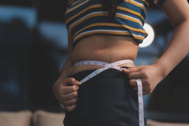 Şişman karnına dokunup sıkarken çekilmiş bir fotoğraf..