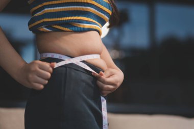 Şişman karnına dokunup sıkarken çekilmiş bir fotoğraf..