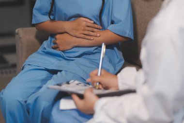 Sağlık, Doktor Teknolojisi, X-Ray Analizi için Tıbbi Ekip Dijital Tablet Kullanıyor.