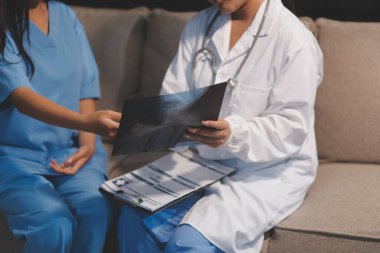 Sağlık, Doktor Teknolojisi, X-Ray Analizi için Tıbbi Ekip Dijital Tablet Kullanıyor.