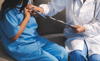 Sağlık, Doktor Teknolojisi, X-Ray Analizi için Tıbbi Ekip Dijital Tablet Kullanıyor.