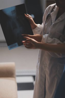Sağlık, Doktor Teknolojisi, X-Ray Analizi için Tıbbi Ekip Dijital Tablet Kullanıyor.