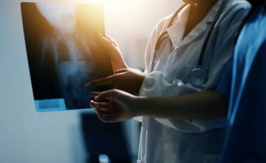 Sağlık, Doktor Teknolojisi, X-Ray Analizi için Tıbbi Ekip Dijital Tablet Kullanıyor.