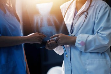 Sağlık, Doktor Teknolojisi, X-Ray Analizi için Tıbbi Ekip Dijital Tablet Kullanıyor.