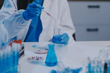 Araştırma, deney ve tıbbi deney laboratuvarda, bilim tesisinde ya da hastanede bir bilim adamı tarafından yapılıyor. Bir genç, ciddi ve profesyonel araştırmacı bir keşif yapıyor, düzenliyor ya da düzenliyor.