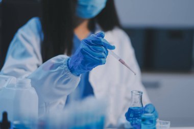 Araştırma, deney ve tıbbi deney laboratuvarda, bilim tesisinde ya da hastanede bir bilim adamı tarafından yapılıyor. Bir genç, ciddi ve profesyonel araştırmacı bir keşif yapıyor, düzenliyor ya da düzenliyor.