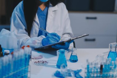 Araştırma, deney ve tıbbi deney laboratuvarda, bilim tesisinde ya da hastanede bir bilim adamı tarafından yapılıyor. Bir genç, ciddi ve profesyonel araştırmacı bir keşif yapıyor, düzenliyor ya da düzenliyor.