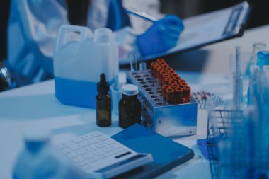 Araştırma, deney ve tıbbi deney laboratuvarda, bilim tesisinde ya da hastanede bir bilim adamı tarafından yapılıyor. Bir genç, ciddi ve profesyonel araştırmacı bir keşif yapıyor, düzenliyor ya da düzenliyor.