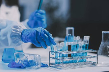 Araştırma, deney ve tıbbi deney laboratuvarda, bilim tesisinde ya da hastanede bir bilim adamı tarafından yapılıyor. Bir genç, ciddi ve profesyonel araştırmacı bir keşif yapıyor, düzenliyor ya da düzenliyor.