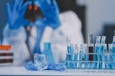 Araştırma, deney ve tıbbi deney laboratuvarda, bilim tesisinde ya da hastanede bir bilim adamı tarafından yapılıyor. Bir genç, ciddi ve profesyonel araştırmacı bir keşif yapıyor, düzenliyor ya da düzenliyor.